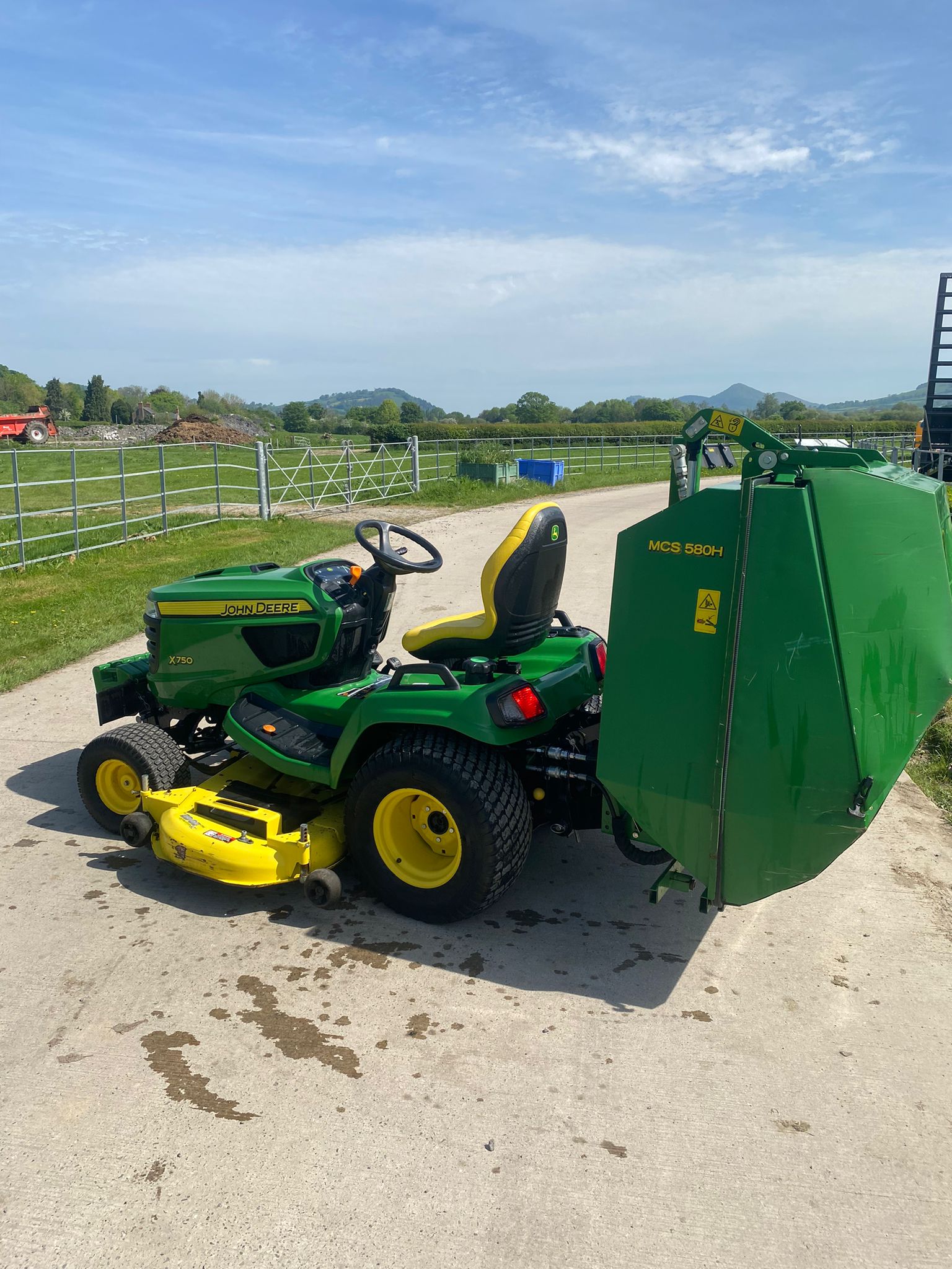 John Deere X750 with MCS 580 High Tip Collector - Image 7