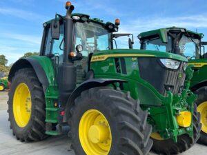 John Deere 6M 200